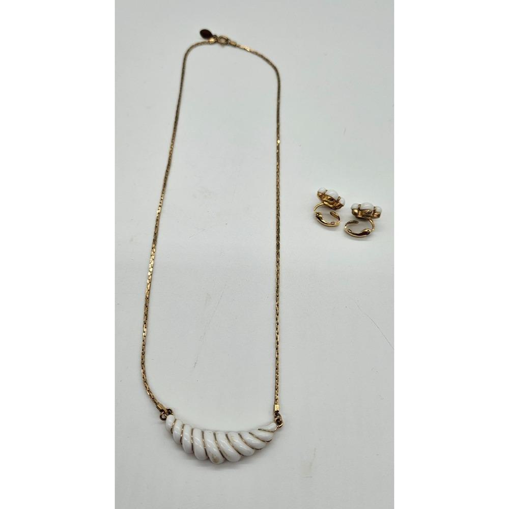 Vintage AVON Gold Tone White Ribbed Pendant Necklace and Clip On Earrings Set - Picture 12 of 12